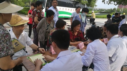 济宁市卫生健康委员会 直属单位信息 “三伏贴”义诊宣传进广场 服务居民零距离 --济宁市中医院专家不惧高温,持续义诊获群众高度赞誉